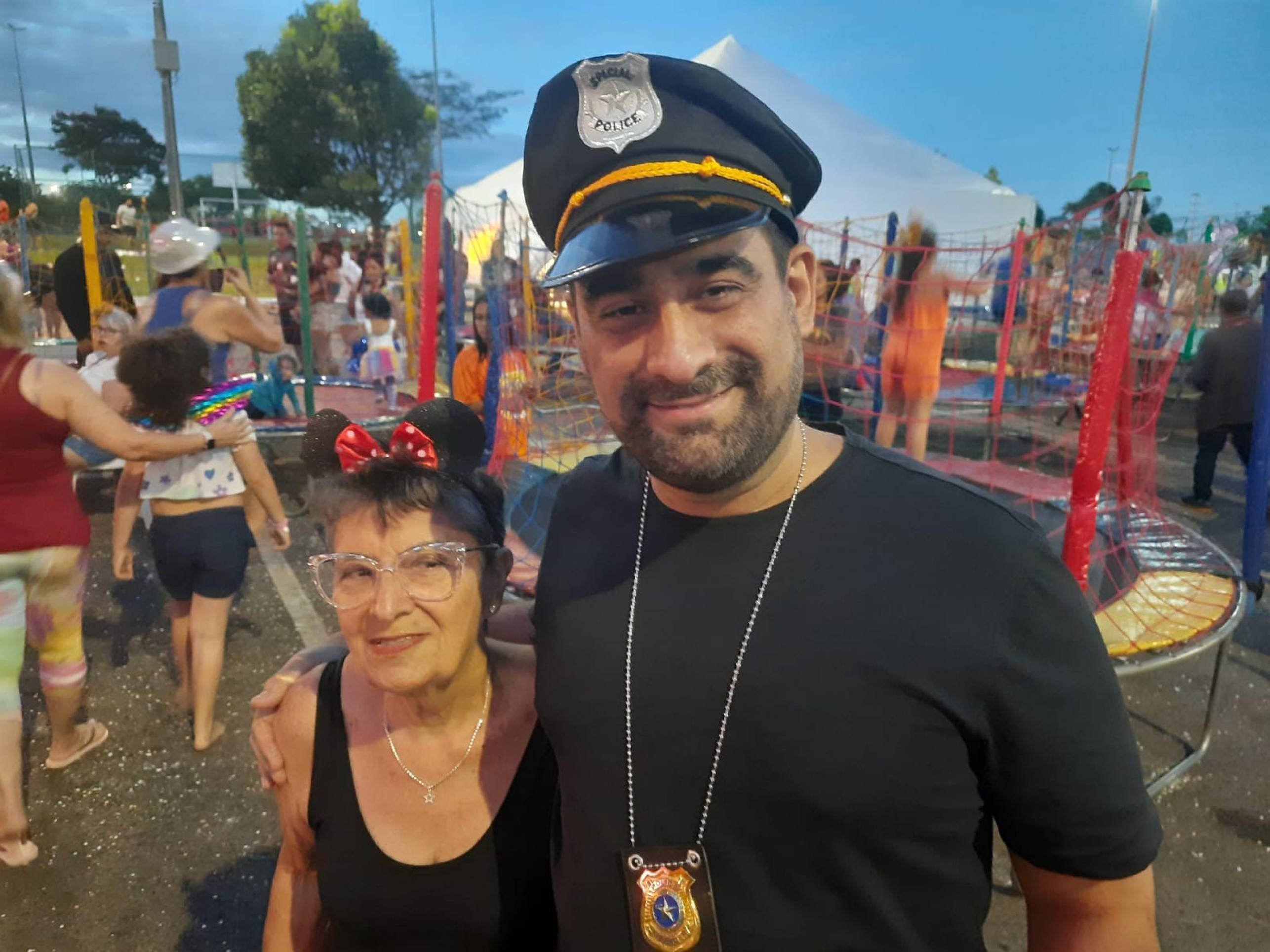 Telma Pereira Alves, 84 anos, junto com o filho Roberto Oliveira, 44 anos