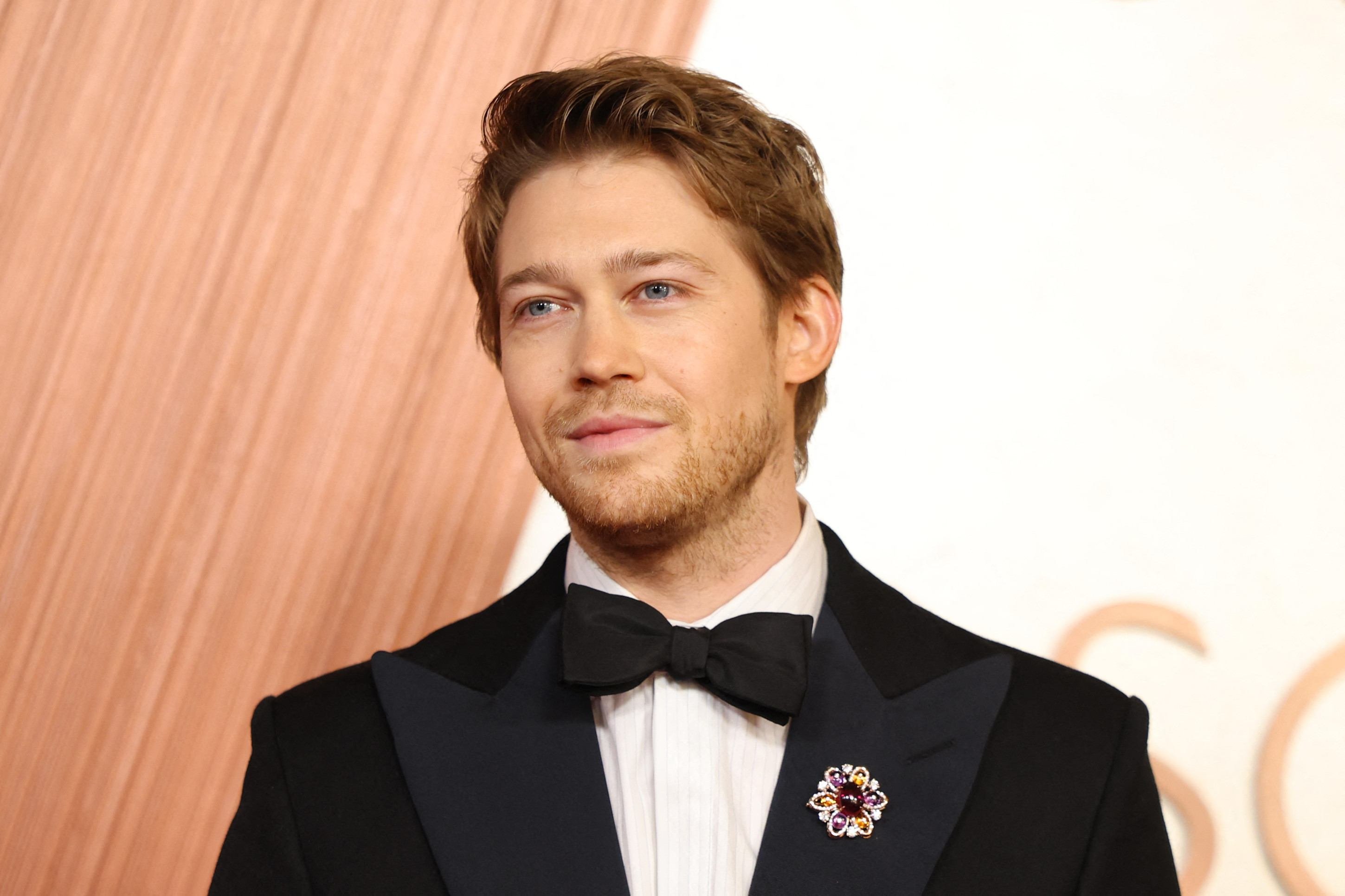 Joe Alwyn comparece à 97ª edição do Oscar no Dolby Theatre em 2 de março de 2025 em Hollywood, Califórnia.