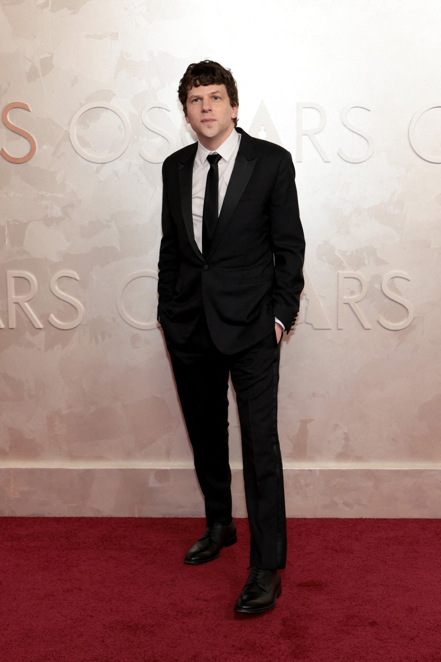 Jesse Eisenberg comparece ao 97º Oscar Anual no Dolby Theatre