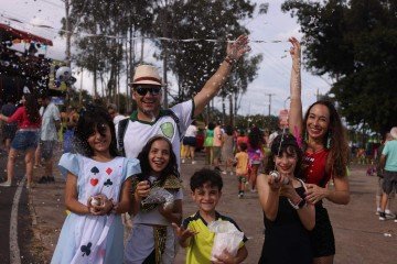 Adriana e João Paulo Menegaz, com as crianças Manuela, Cecília, Isadora e Tiago Menegaz 