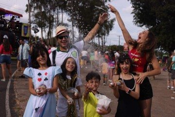 Adriana e João Paulo Menegaz, com as crianças Manuela, Cecília, Isadora e Tiago Menegaz 