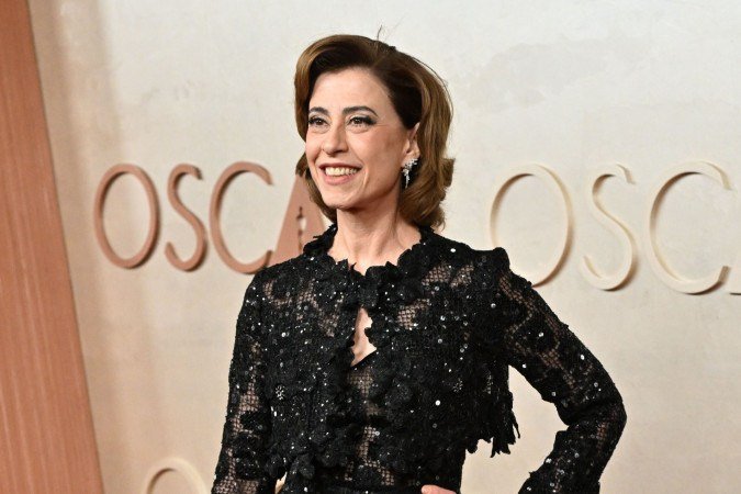 A atriz brasileira Fernanda Torres participa da 97ª edição do Oscar no Dolby Theatre em Hollywood, Califórnia, em 2 de março de 2025.      