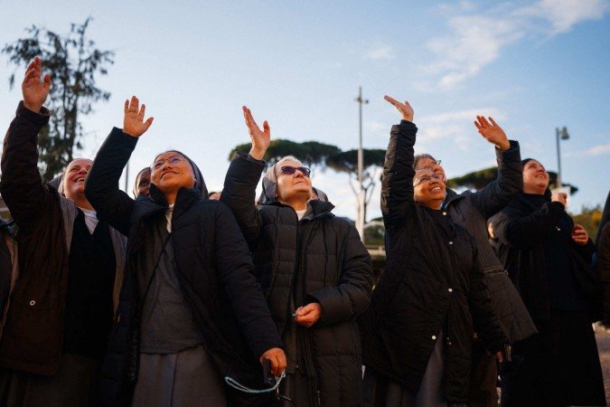 Papa está estável e sem ventilação mecânica, informa o Vaticano