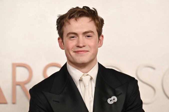 O ator inglês Kit Connor participa da 97ª edição do Oscar no Dolby Theatre em Hollywood