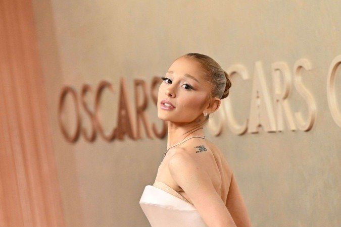 Ariana Grande, de Wicked, investiu em um coque alto 