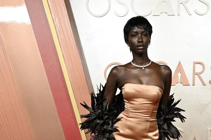  A modelo sudanesa-americana Anok Yai participa da 97ª edição do Oscar no Dolby Theatre em Hollywood, Califórnia, em 2 de março de 2025. (Foto de Robyn Beck / AFP)
      