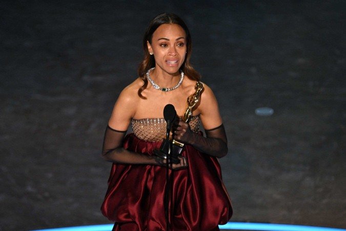  A atriz norte-americana Zoe Saldana recebe o prêmio de Melhor Atriz Coadjuvante por "Emilia Perez" no palco durante a 97ª edição do Oscar no Dolby Theatre em Hollywood, Califórnia, em 2 de março de 2025. (Foto de Patrick T. Fallon / AFP)       
