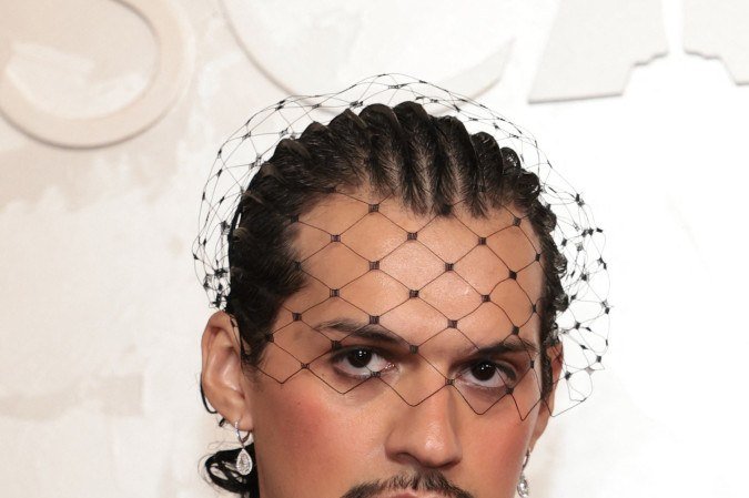  HOLLYWOOD, CALIFÓRNIA - 02 DE MARÇO: Omar Apollo comparece ao 97º Oscar Anual no Dolby Theatre em 02 de março de 2025 em Hollywood, Califórnia.   Monica Schipper/Getty Images/AFP (Foto de Monica Schipper/ AFP)
      