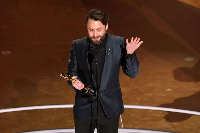  HOLLYWOOD, CALIFÓRNIA - 02 DE MARÇO: Kieran Culkin recebe o prêmio de Melhor Ator Coadjuvante por "A Real Pain" no palco durante o 97º Oscar Anual no Dolby Theatre em 2 de março de 2025 em Hollywood, Califórnia.   Kevin Winter/Getty Images/AFP (Foto de KEVIN WINTER/ AFP)       
