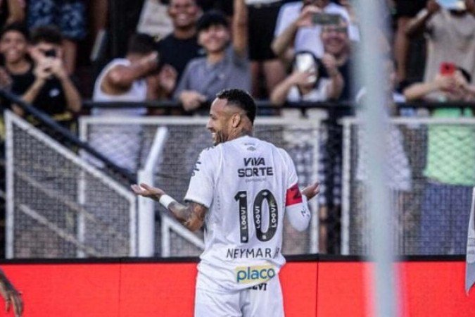 NEYMAR - Novamente, o diferencial. Cobrou uma falta que ele mesmo sofreu e colocou lá dentro, de forma muito inteligente. Buscou o jogo e armou a equipe de forma solidário. Saiu, no segundo termpo, para a entrada de Veron - NOTA: 7,0 - Foto: Raul Baretta/Santos