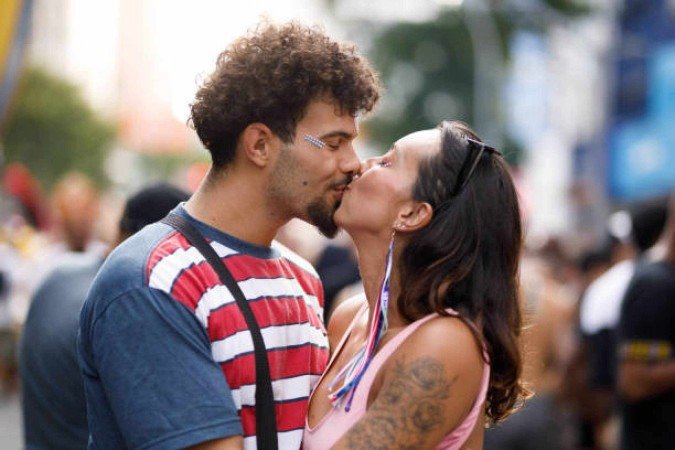 Brazilian Carnival. Group of friends celebrating street carnival party.
- (crédito: Getty Images) Brazilian Carnival. Group of friends celebrating street carnival party.
- (crédito: Getty Images)
