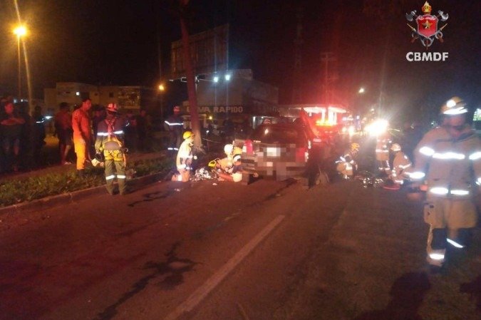 Carro colide contra poste em Ceilândia e deixa duas crianças feridas - (crédito: CBMDF/Divulgação) Carro colide contra poste em Ceilândia e deixa duas crianças feridas - (crédito: CBMDF/Divulgação)