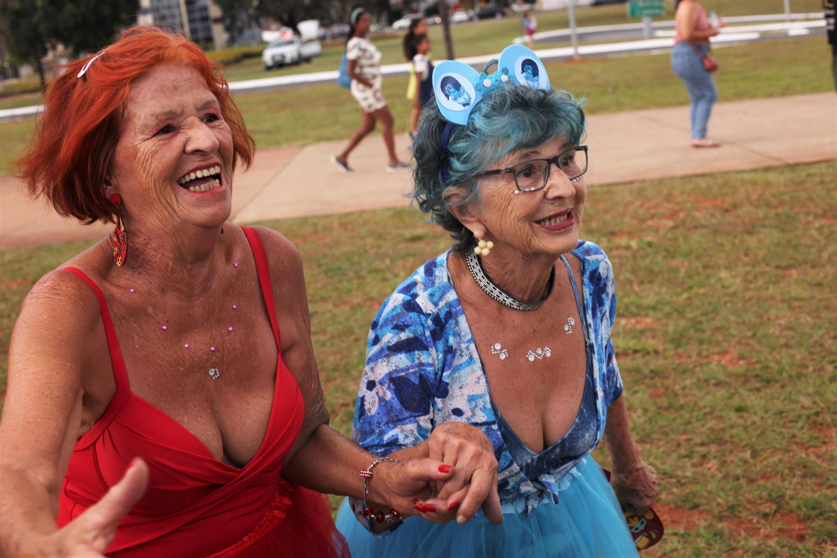 Velha guarda do carnaval: idosos caem na folia em Brasília
