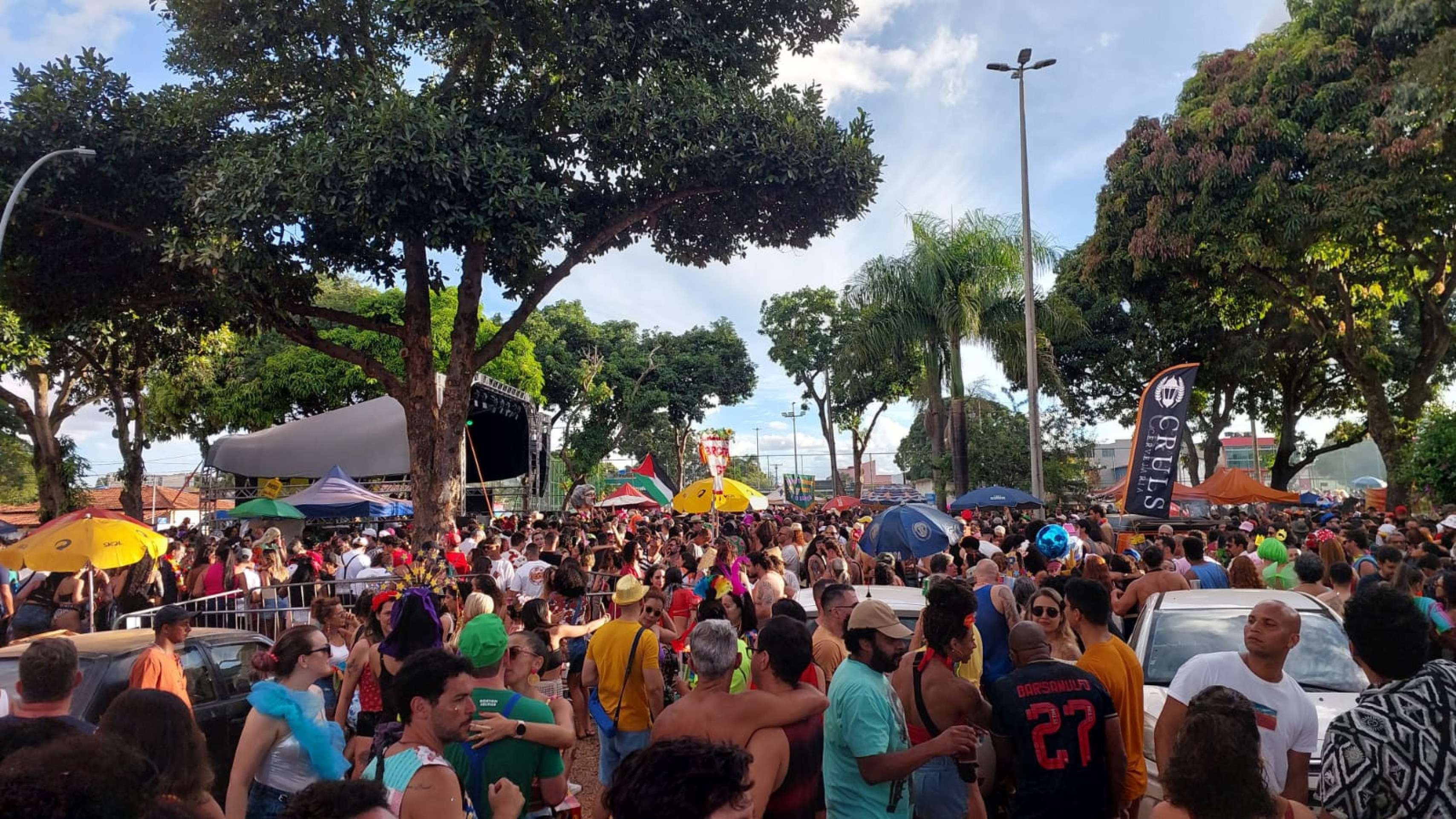 Bloco Charretinha+Tropicaós puxa o coro Bloco Charretinha+Tropicaós puxa o coro