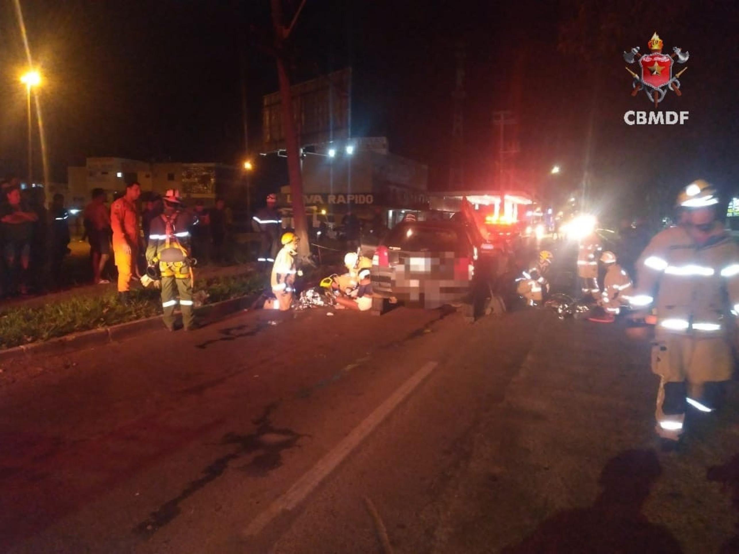 Duas crianças ficam feridas em colisão de carro contra poste, em Ceilândia