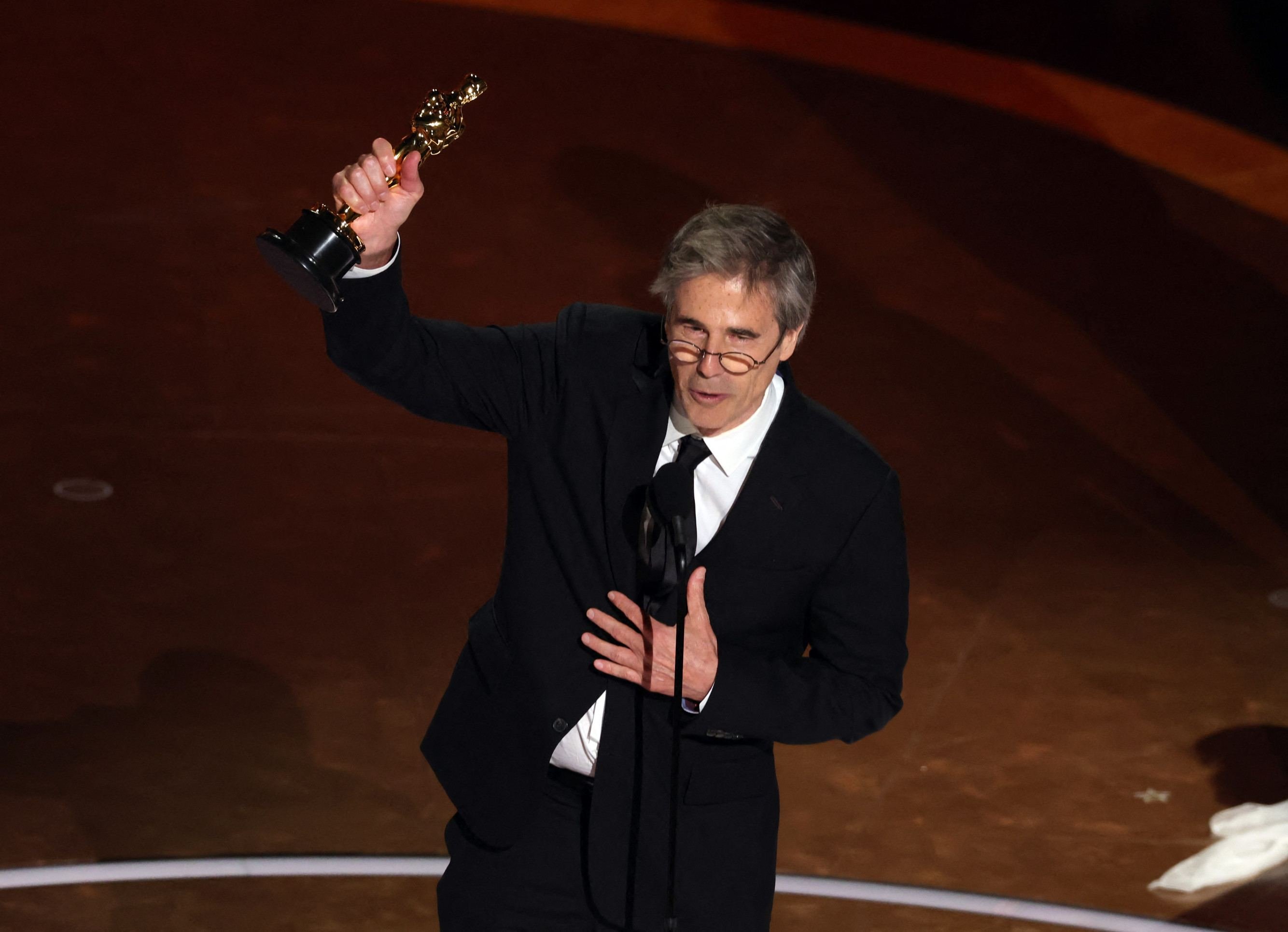 Walter Salles recebe estatueta do Oscar e agradece ao cinema brasileiro 