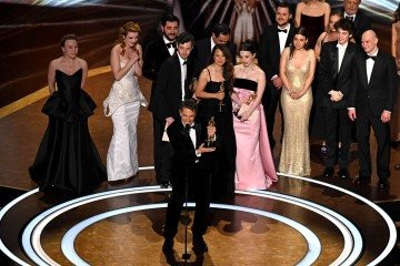 O cineasta norte-americano Sean Baker recebe o prêmio de melhor filme por 'Anora' no palco durante a 97ª edição do Oscar no Dolby Theatre em Hollywood, Califórnia, em 2 de março de 2025 -  (crédito: Patrick T. Fallon / AFP)