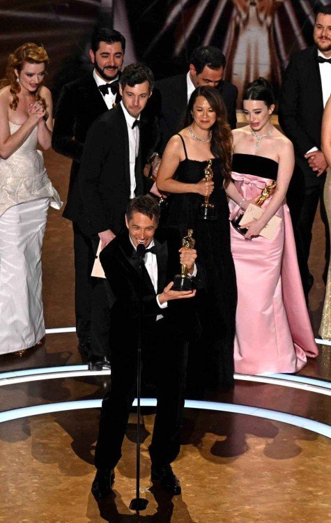 O cineasta norte-americano Sean Baker recebe o prêmio de melhor filme por 'Anora' no palco durante a 97ª edição do Oscar no Dolby Theatre em Hollywood, Califórnia, em 2 de março de 2025 -  (crédito: Patrick T. Fallon / AFP)
