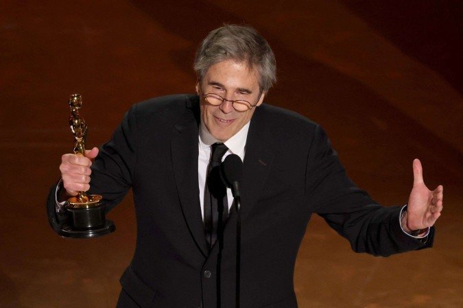 Walter Salles aceita o prêmio Internacional de Longa-Metragem por "Im Still Here" no palco durante o 97º Oscar Anual no Dolby Theatre - (crédito: KEVIN WINTER / GETTY IMAGES NORTH AMERICA / Getty Images via AFP)