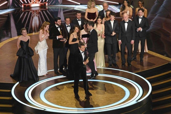 O elenco de Anora sobe ao palco da Academia para celebrar a conquista de seis estatuetas - (crédito: KEVIN WINTER /AFP) O elenco de Anora sobe ao palco da Academia para celebrar a conquista de seis estatuetas - (crédito: KEVIN WINTER /AFP)