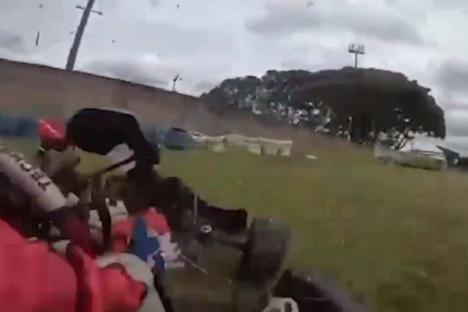 O volante do kart se soltou e o piloto perdeu o controle do veículo - (crédito: Reprodução/TV Brasília) O volante do kart se soltou e o piloto perdeu o controle do veículo - (crédito: Reprodução/TV Brasília)