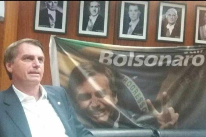 Quando era deputado, Bolsonaro tinha, na parede do gabinete, fotos dos cinco presidentes da ditadura militar
 -  (crédito: Evandro Éboli)