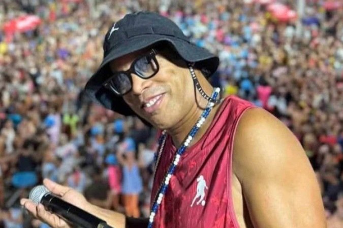 Vídeo: Ronaldinho Gaúcho solta a voz em trio no carnaval de Salvador