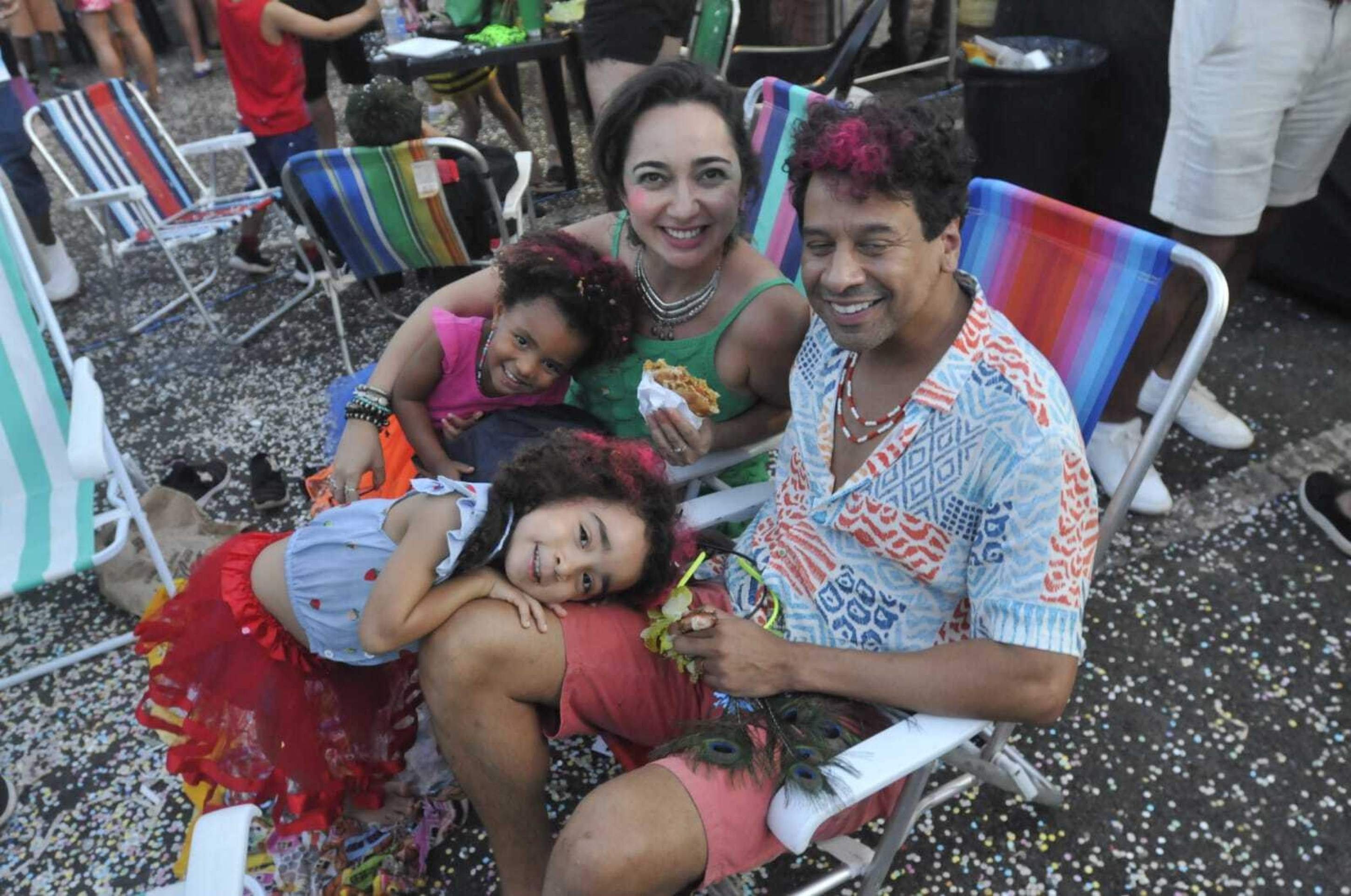 Com suas duas filhas, Laura, de 4 anos e Jasmine, 3, o servidor público Erlon Cardoso, 45 curtiu o bloco Concentra mas não sai