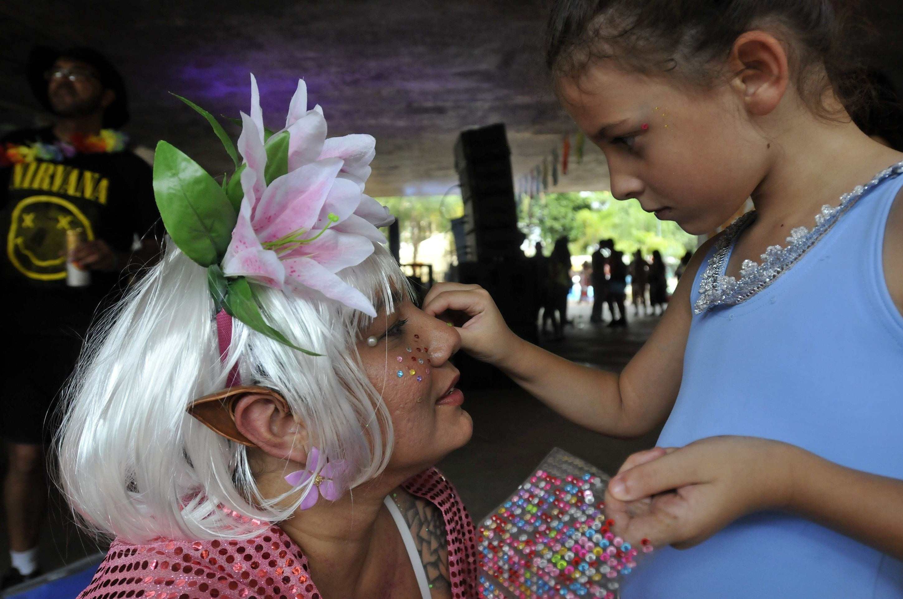  03/03/2025. Crédito: Minervino Júnior/CB/D.A Press. Brasil.  Brasilia - DF. Carnaval 2025. Bloco Desmaiô. Helena Bastos.