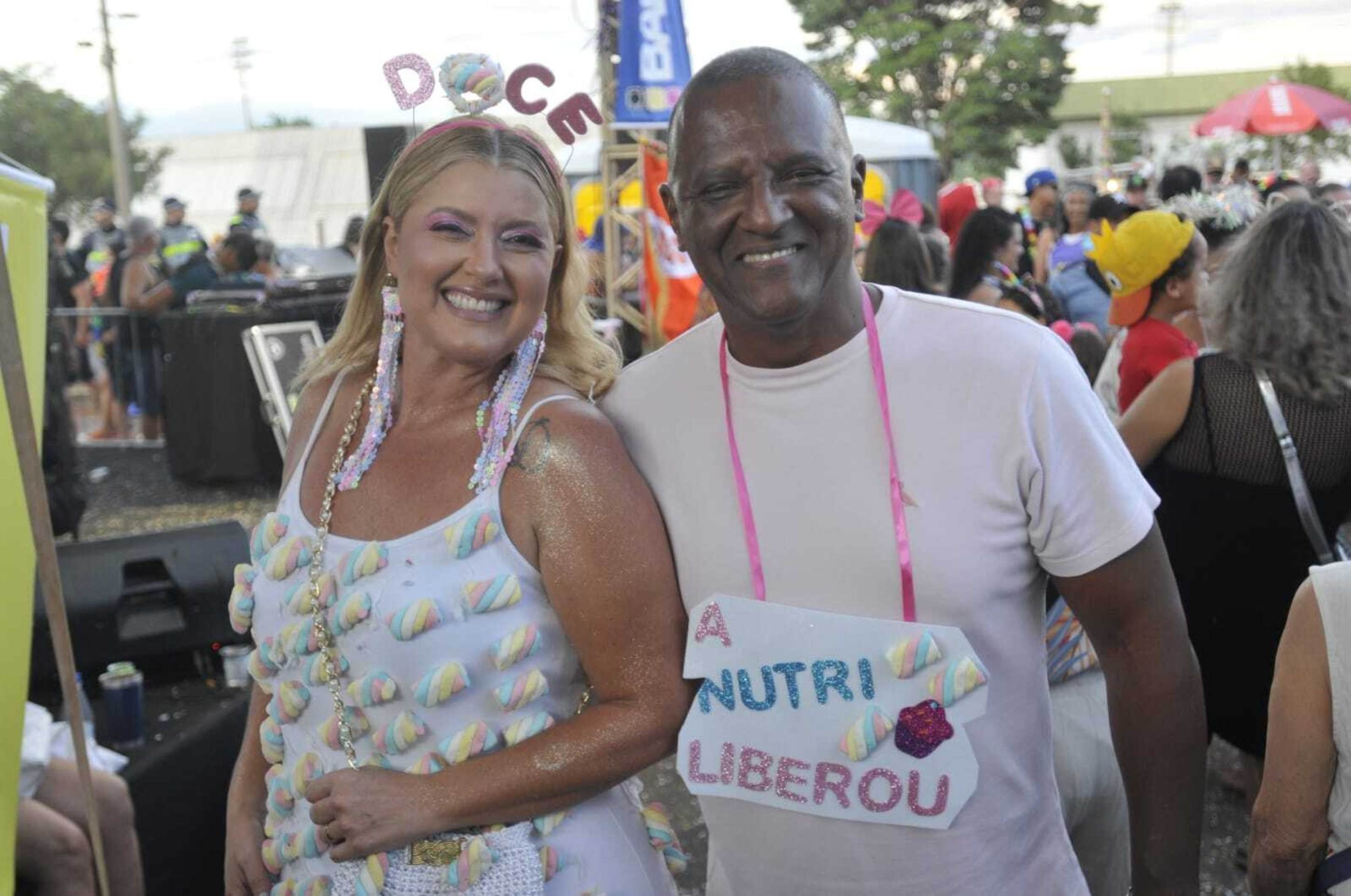 Daniela Padinha e Edhil de Asis encararam com bom humor as dificuldades de saúde nas fantasias 