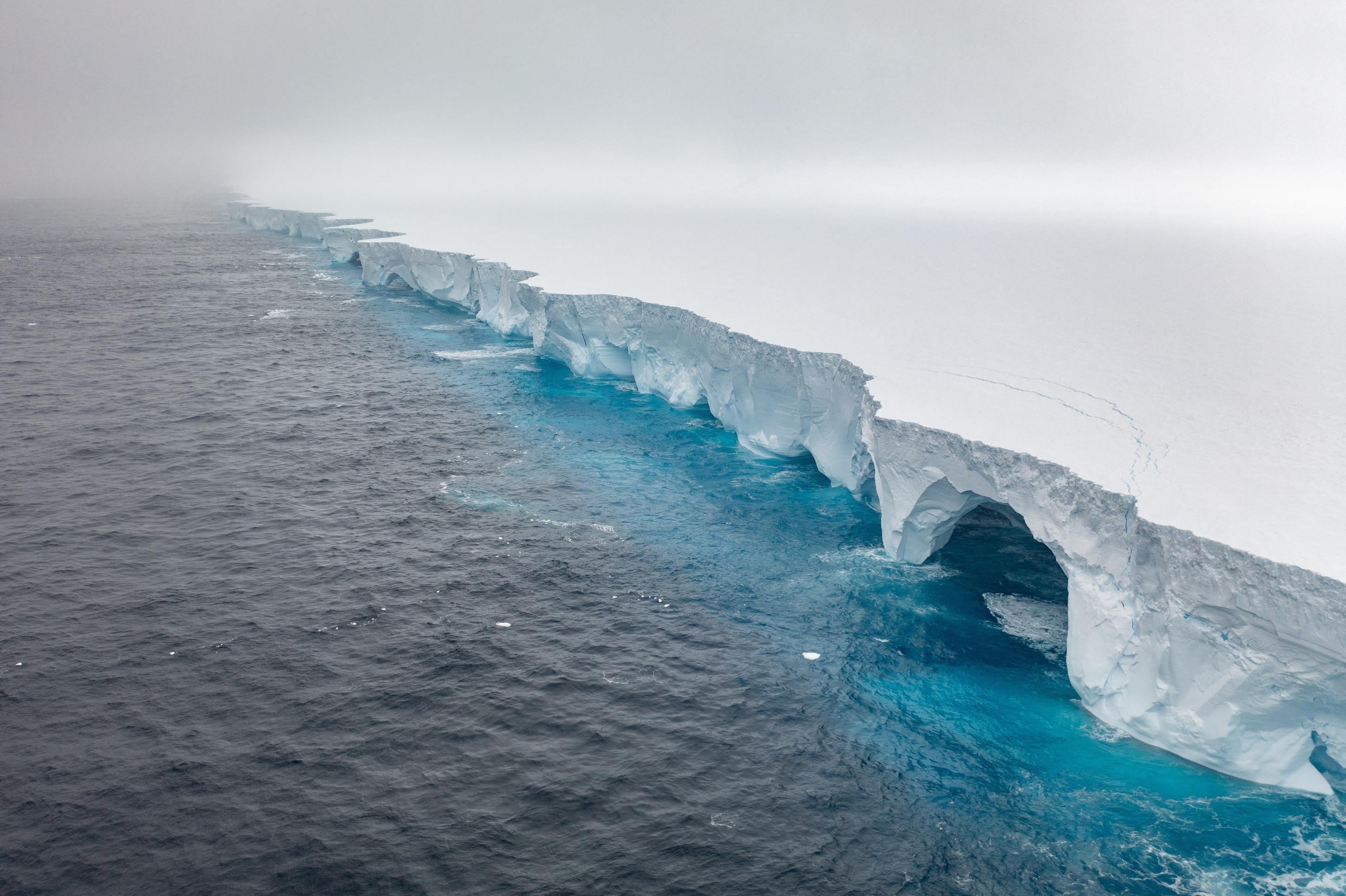 Maior iceberg do mundo fica encalhado a 70km da Geórgia do Sul