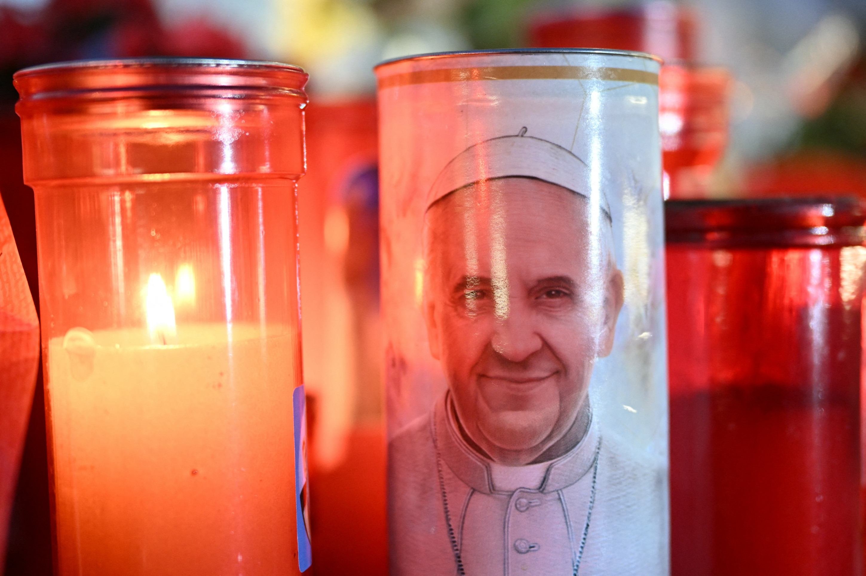 Velas são acesas do lado de fora do Hospital Universitário Gemelli, onde o papa Francisco está hospitalizado com pneumonia