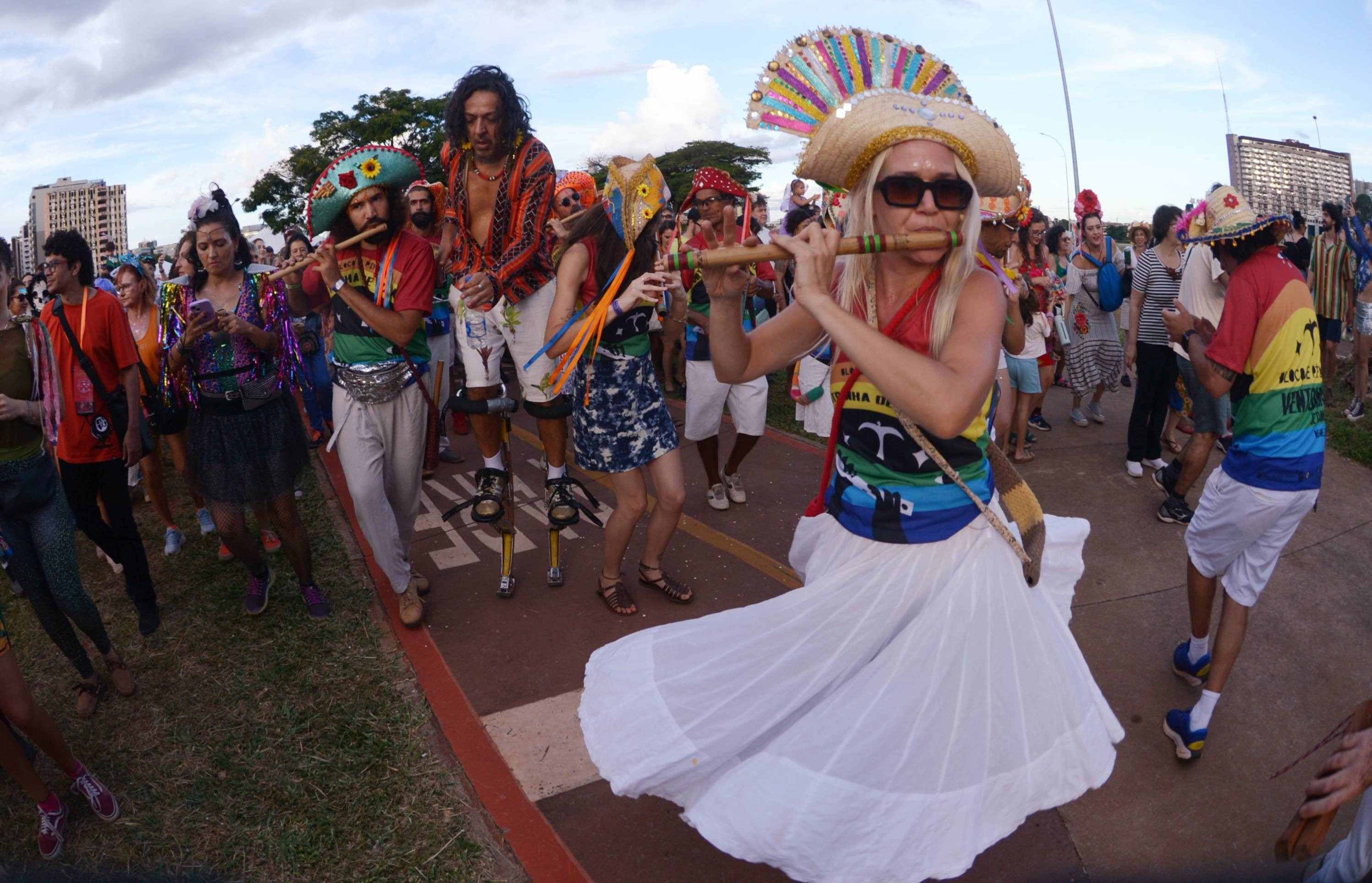  Foli&otilde;es com sua m&uacute;sica embalaram milhares