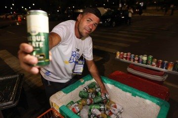 Mauro Roberto espera contabilizar pelo menos R$ 2 mil nos quatro dias - (crédito: Luís Nova/CB) Mauro Roberto espera contabilizar pelo menos R$ 2 mil nos quatro dias - (crédito: Luís Nova/CB)