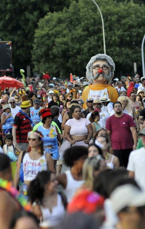 O tradicional Bloco do Pacotão na pede licença para criticar as bandalheiras da política - (crédito: Minervino Júnior/CB/D.A.Press) O tradicional Bloco do Pacotão na pede licença para criticar as bandalheiras da política - (crédito: Minervino Júnior/CB/D.A.Press)