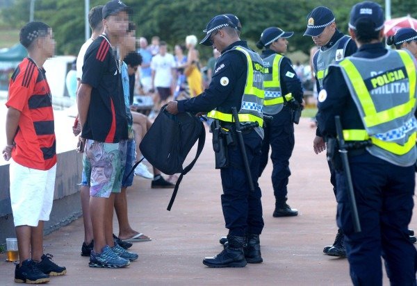  04/03/2025 Ed Alves CB/DA Press. Cidades. Carnaval 2025. Policiamento - Abordagem Policial - Baculejo. -  (crédito:  Ed Alves CB/DA Press)