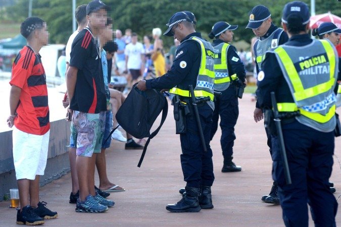 04/03/2025 Ed Alves CB/DA Press. Cidades. Carnaval 2025. Policiamento - Abordagem Policial - Baculejo. - (crédito: Ed Alves CB/DA Press) 04/03/2025 Ed Alves CB/DA Press. Cidades. Carnaval 2025. Policiamento - Abordagem Policial - Baculejo. - (crédito: Ed Alves CB/DA Press)