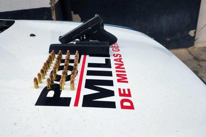 Pistola glock 9 milímetros apreendida pela polícia com suspeito de disparar no bloco de carnaval em Rio Pomba - (crédito: Divulgação/PMMG) Pistola glock 9 milímetros apreendida pela polícia com suspeito de disparar no bloco de carnaval em Rio Pomba - (crédito: Divulgação/PMMG)