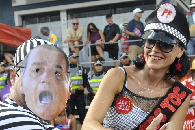  04/03/2025. Crédito: Minervino Júnior/CB/D.A Press. Brasil.  Brasilia - DF. Carnaval 2025. Bloco do Pacotão fantasia do ex presidente Bolsonaro Preso.