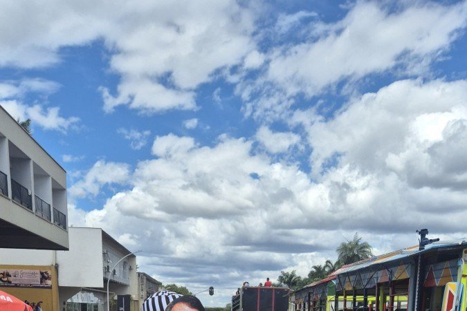 Foliões tiram fotos com o boneco do ex-presidente Jair Bolsonaro, preso na penitenciária federal da Papuda