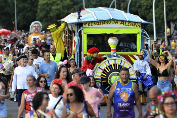 Objetos ou documentos podem acabar sendo perdidos, durante a folia. - (crédito: Minervino Júnior/CB) Objetos ou documentos podem acabar sendo perdidos, durante a folia. - (crédito: Minervino Júnior/CB)