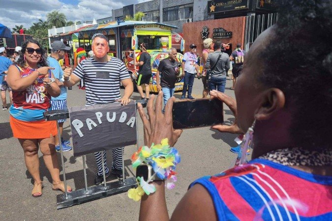 Tema do Pacotão no carnaval de 2025 foi Bolsonaro atrás das grades e sem anistia - (crédito: Minervino Júnior/CB/D.A.Press) Tema do Pacotão no carnaval de 2025 foi Bolsonaro atrás das grades e sem anistia - (crédito: Minervino Júnior/CB/D.A.Press)