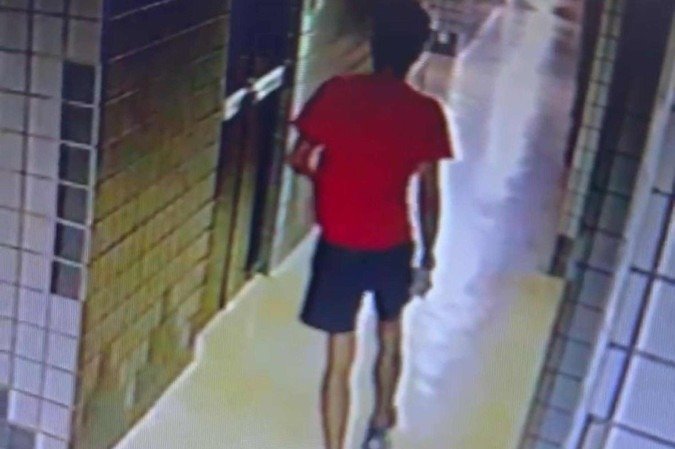 O invasor chegou a segurar o braço da mulher que o flagrou e ordenou que ficasse calada. No entanto, ela conseguiu se desvencilhar e se trancar no banheiro - (crédito: Material cedido à imprensa ) O invasor chegou a segurar o braço da mulher que o flagrou e ordenou que ficasse calada. No entanto, ela conseguiu se desvencilhar e se trancar no banheiro - (crédito: Material cedido à imprensa )