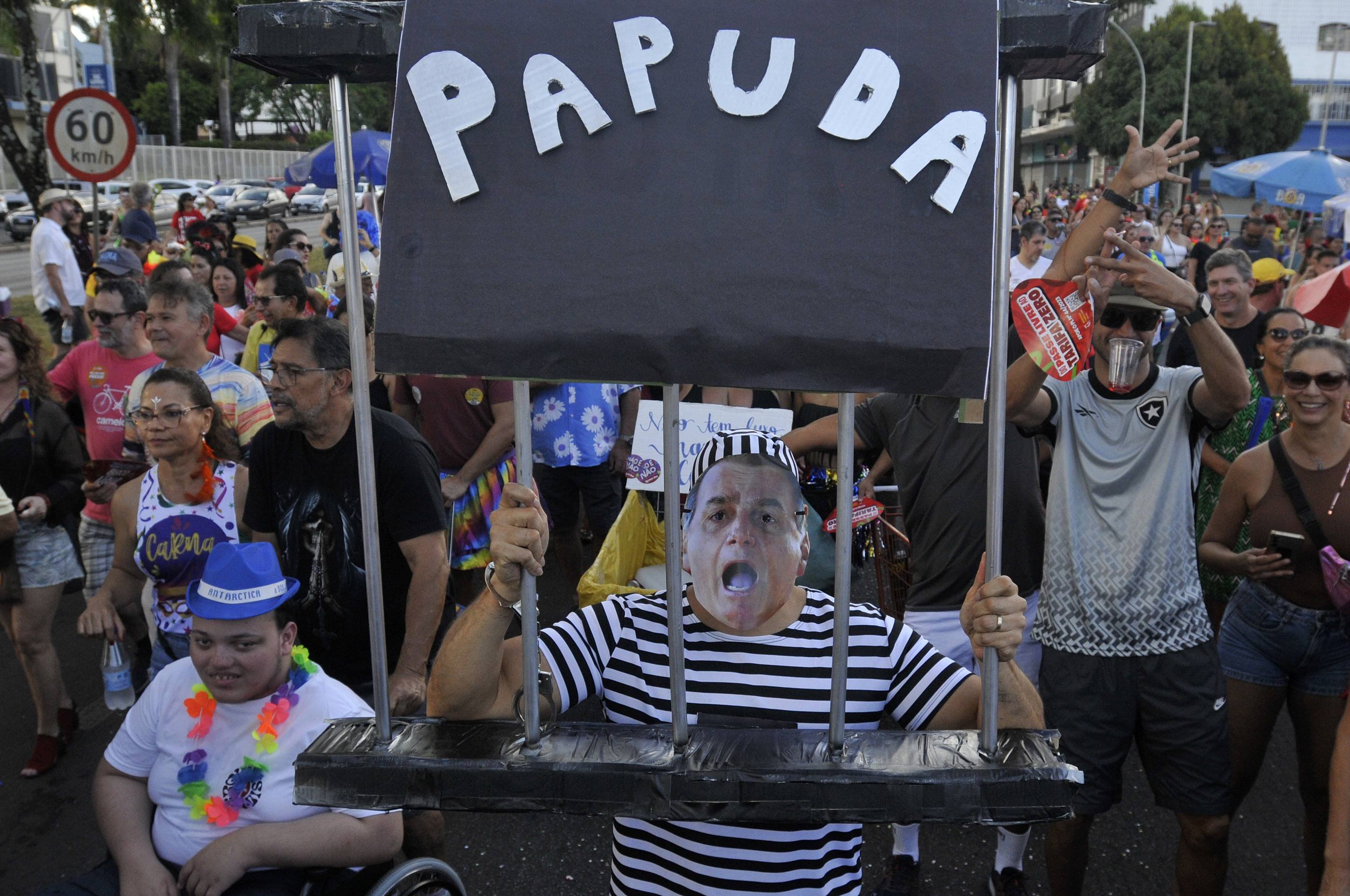 O tema 'Bolsonaro preso', portanto, esteve presente em decorações e fantasias do bloco