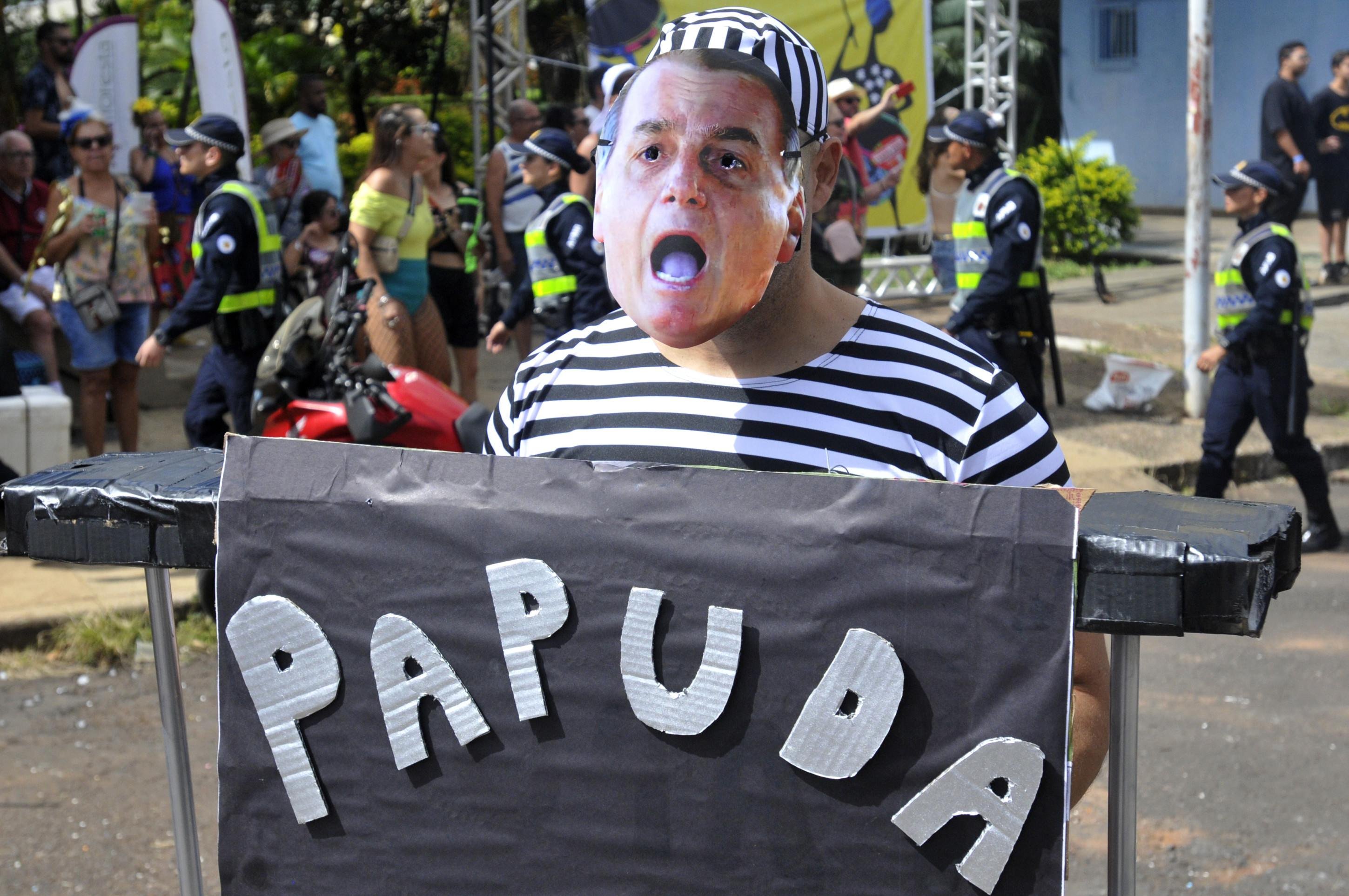 Crítica, protesto e diversidade marcam último dia de folia do DF
