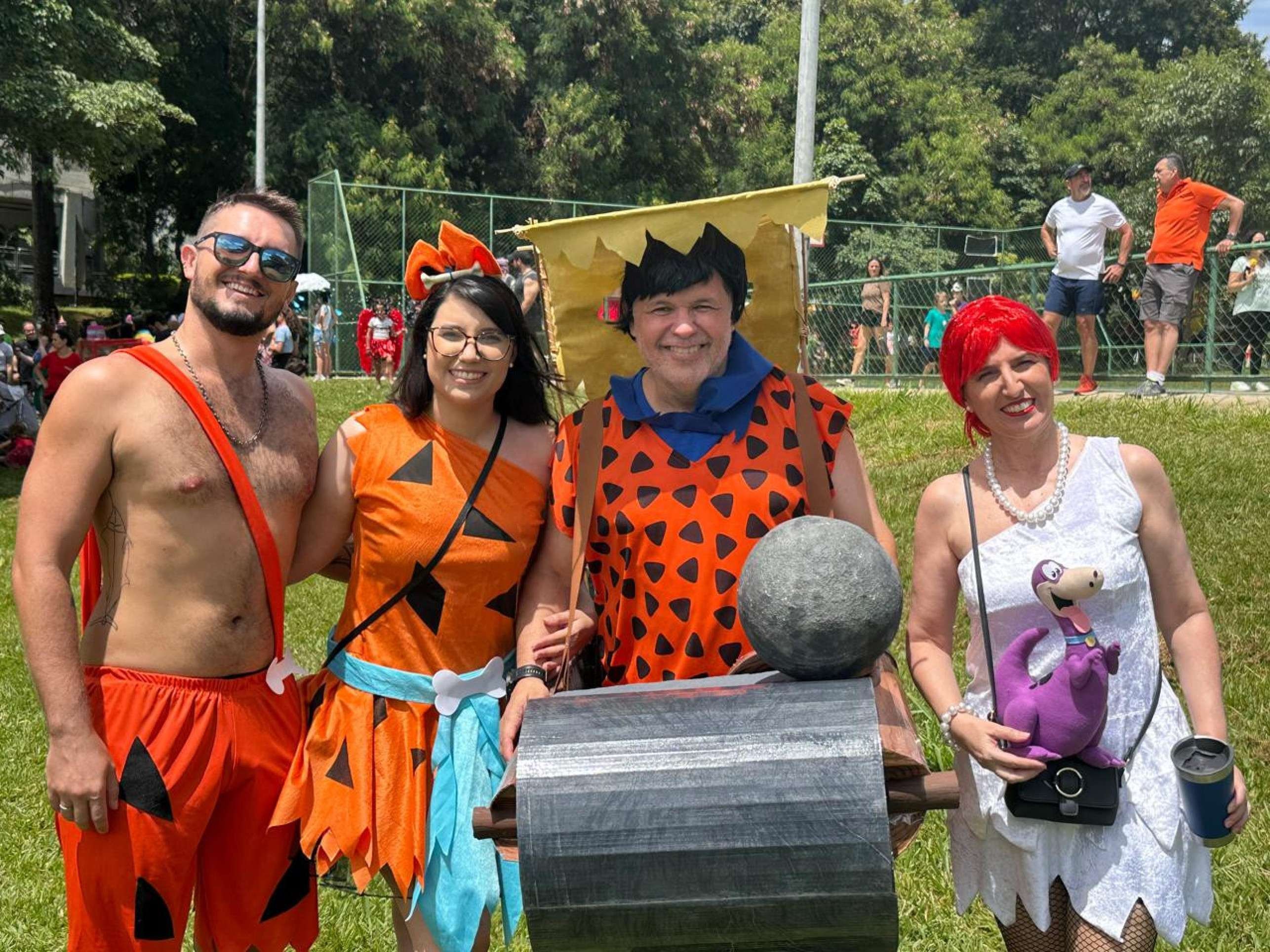Grupo fantasiado da família Flintstone prestigia o Lagartixa Chorosa