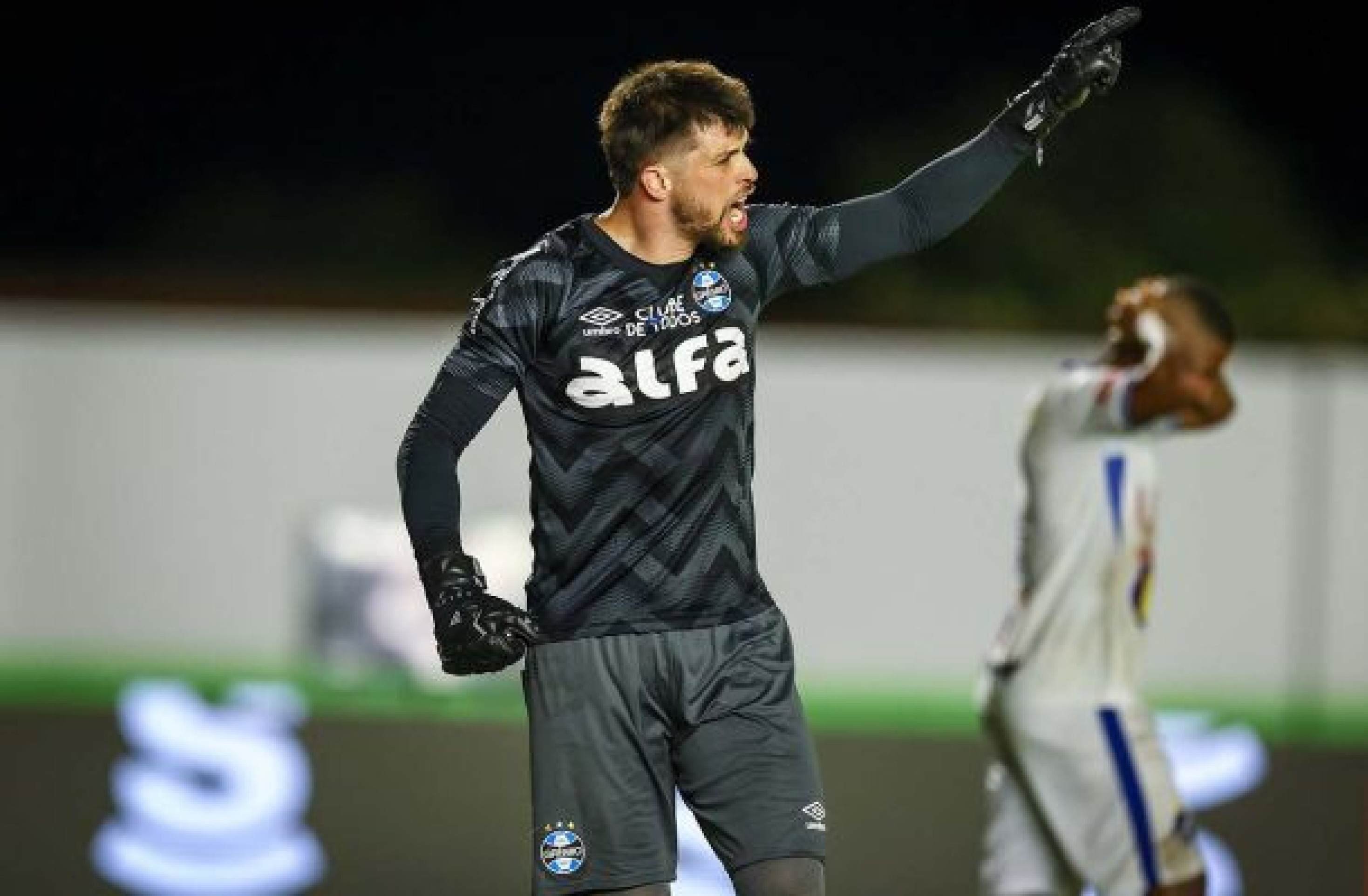 Decisivo em pênaltis, Volpi supera rapidamente a desconfiança no Grêmio