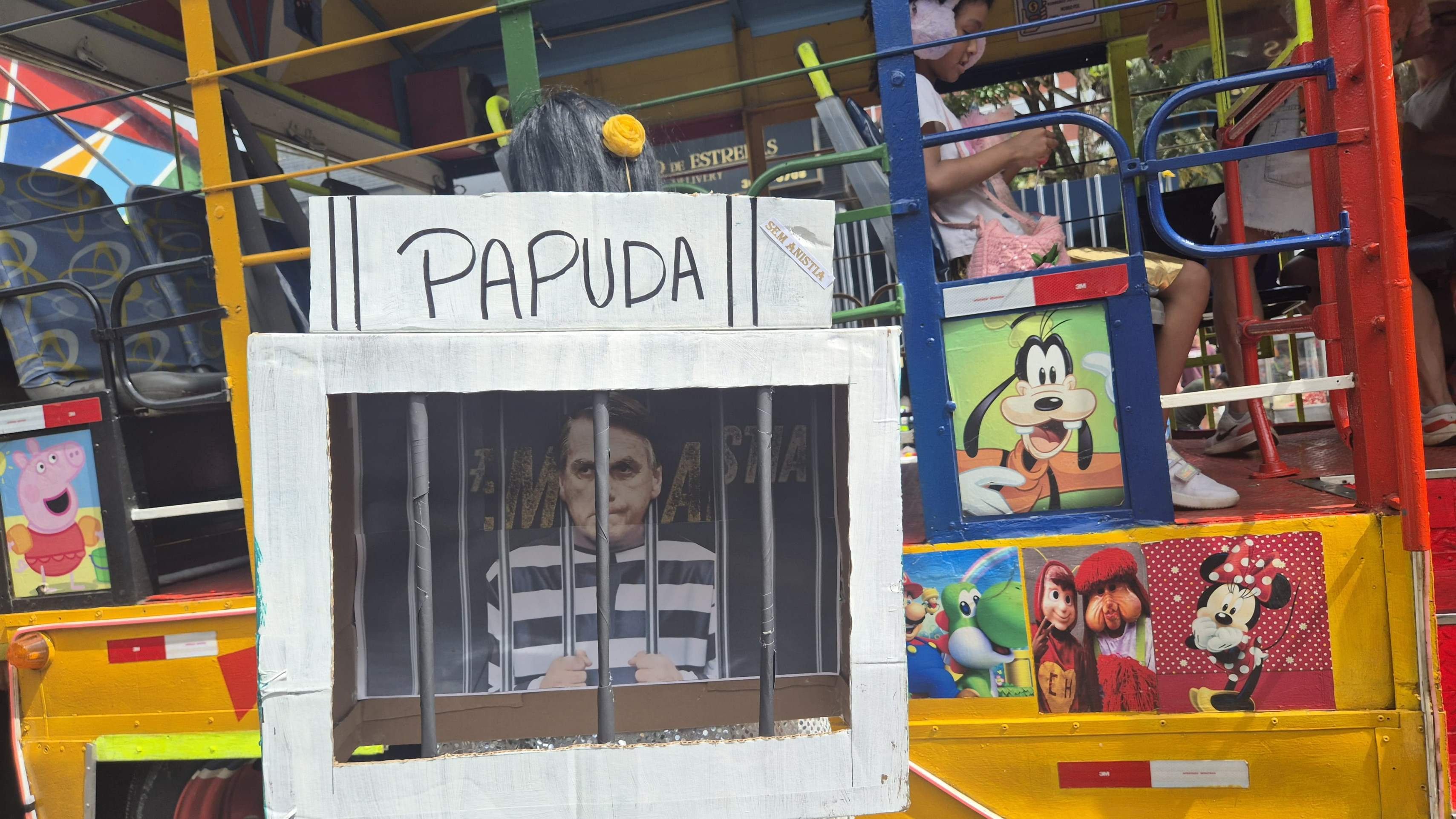 A apresentação do bloco Pacotão, nesta terça-feira (4/3), satirizou o ex-presidente Jair Bolsonaro, denunciado por tentativa de golpe de estado