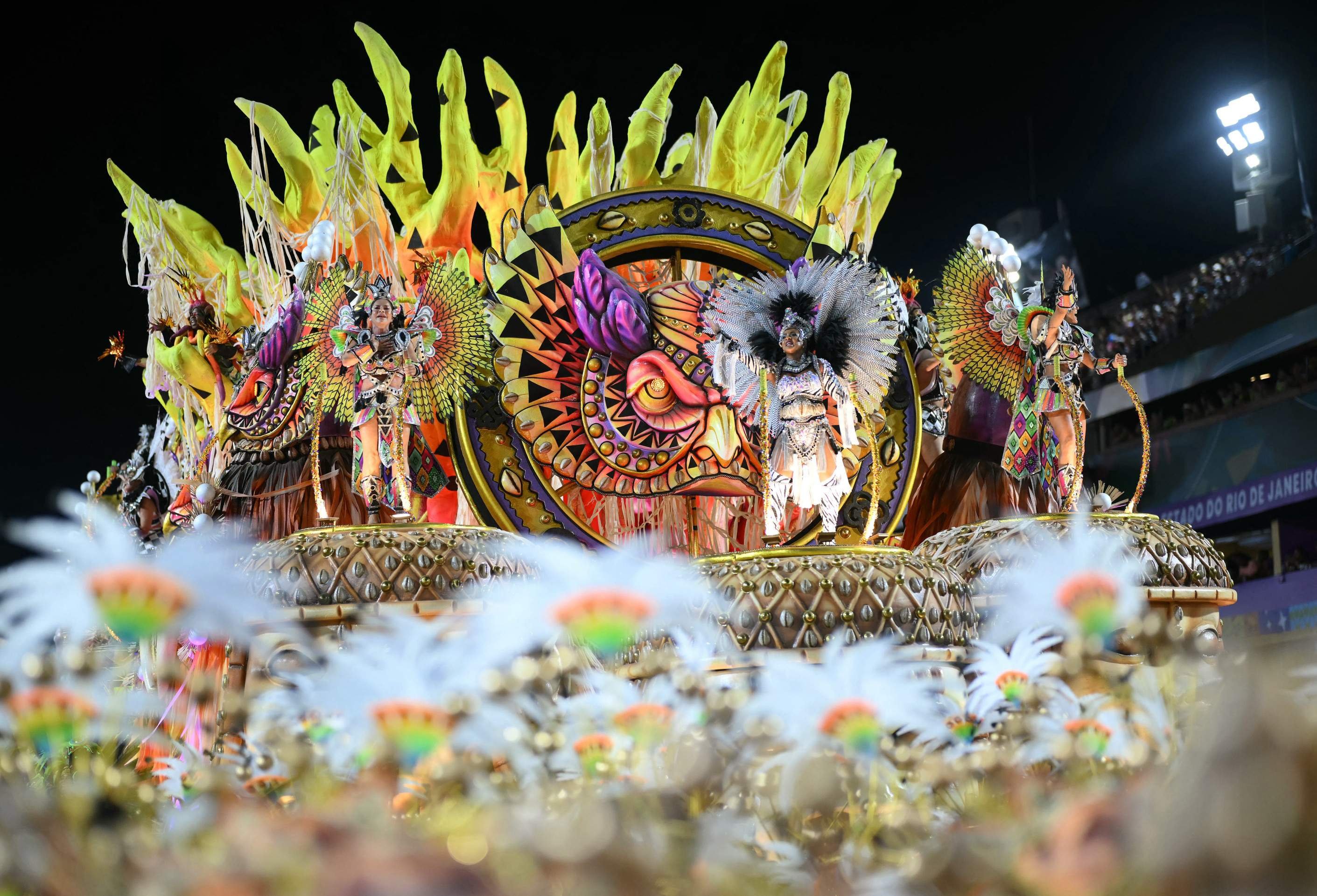 Foliões da escola de samba Beija-Flor se apresentam na segunda noite do Carnaval do Rio, no Sambódromo da Marques de Sapucaí, no Rio de Janeiro, Brasil