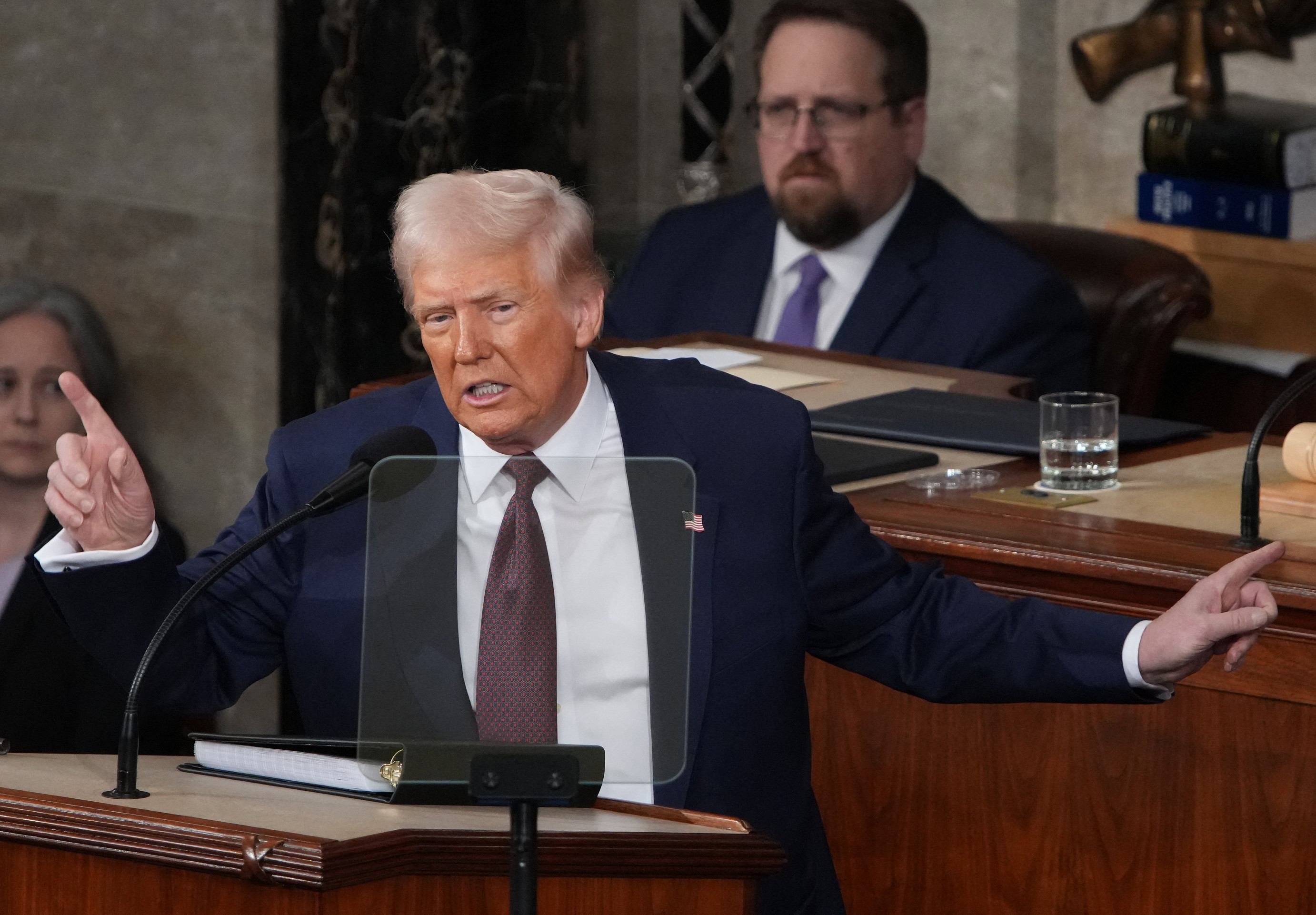 Trump recebe gritos de apoiadores e vaias em primeiro discurso ao Congresso